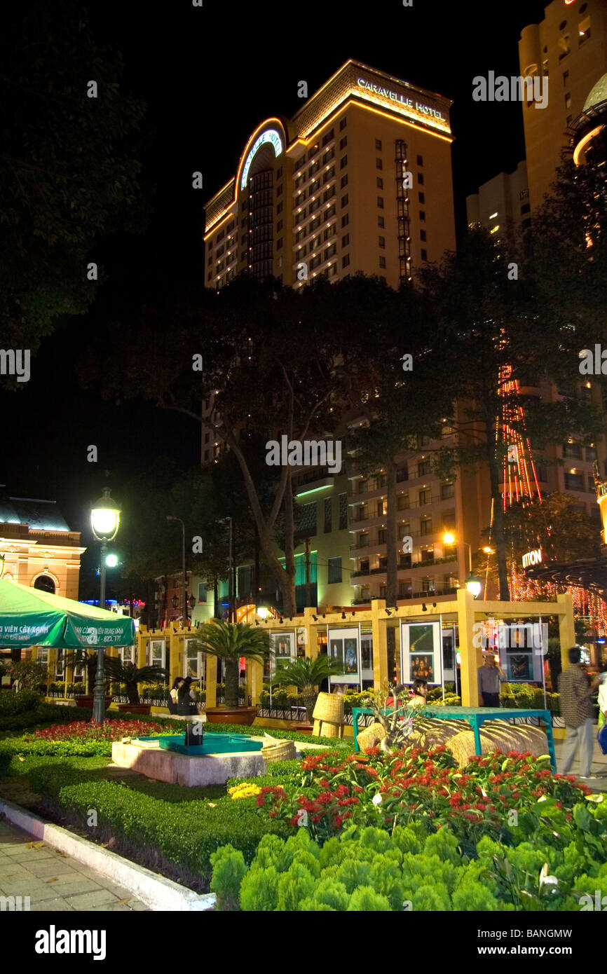 Caravelle Hotel und kleinen Landschaftspark in der Nacht in Ho-Chi-Minh-Stadt-Vietnam Stockfoto