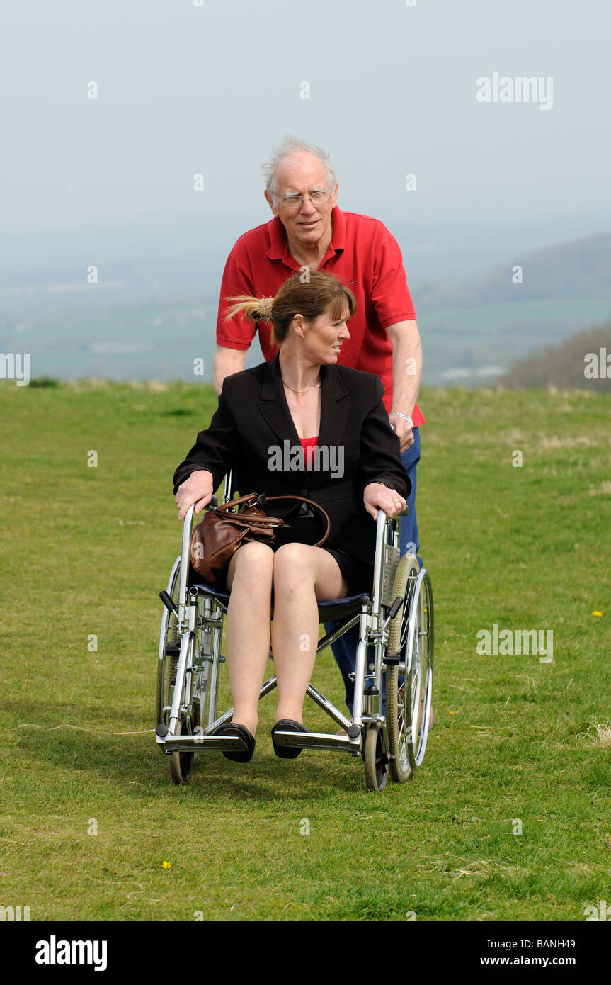 Pfleger schob Frau in einem Rollstuhl in der englischen Landschaft UK Stockfoto