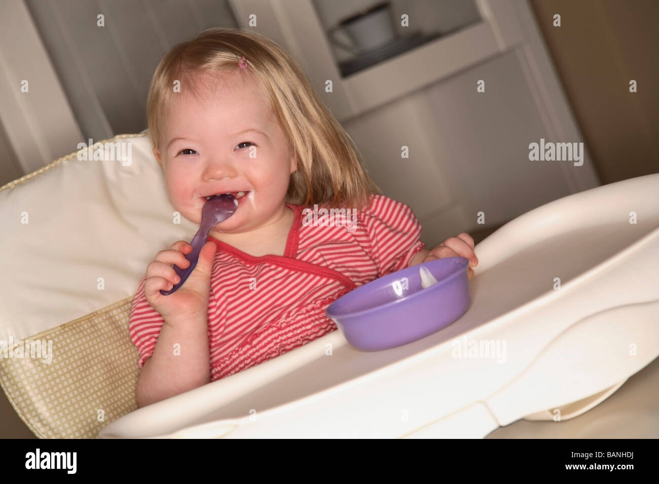 Junges Mädchen in einem Hochstuhl Stockfoto