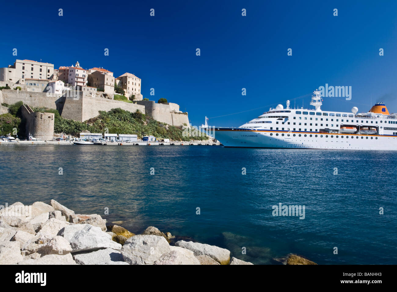 Ein Kreuzfahrtschiff in Calvi Hafen unterhalb der Citadelle Korsika Frankreich Stockfoto