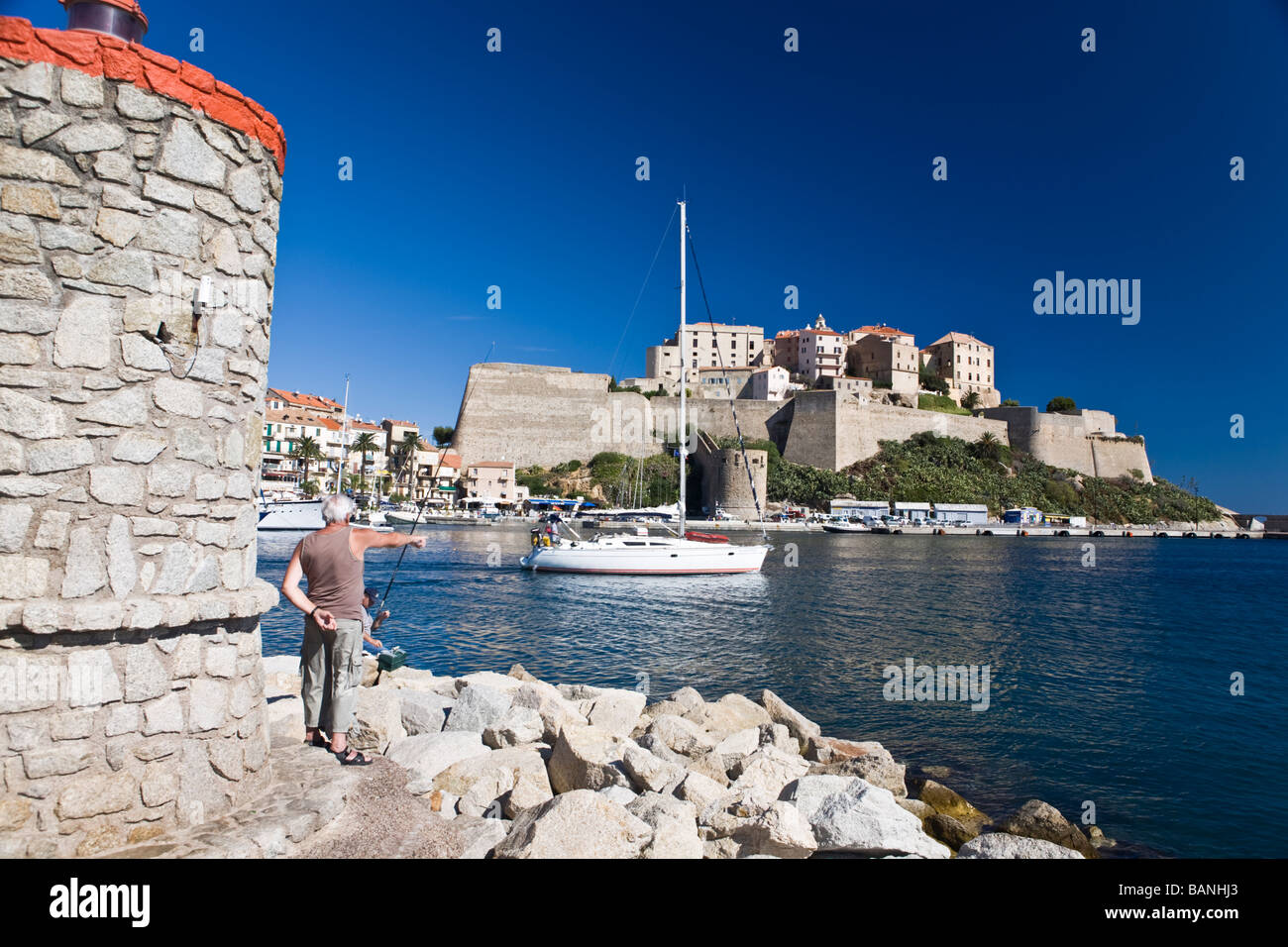 Ein Mann, eine Abfahrt Richtung Hafen Yacht von Calvi Korsika Frankreich Stockfoto