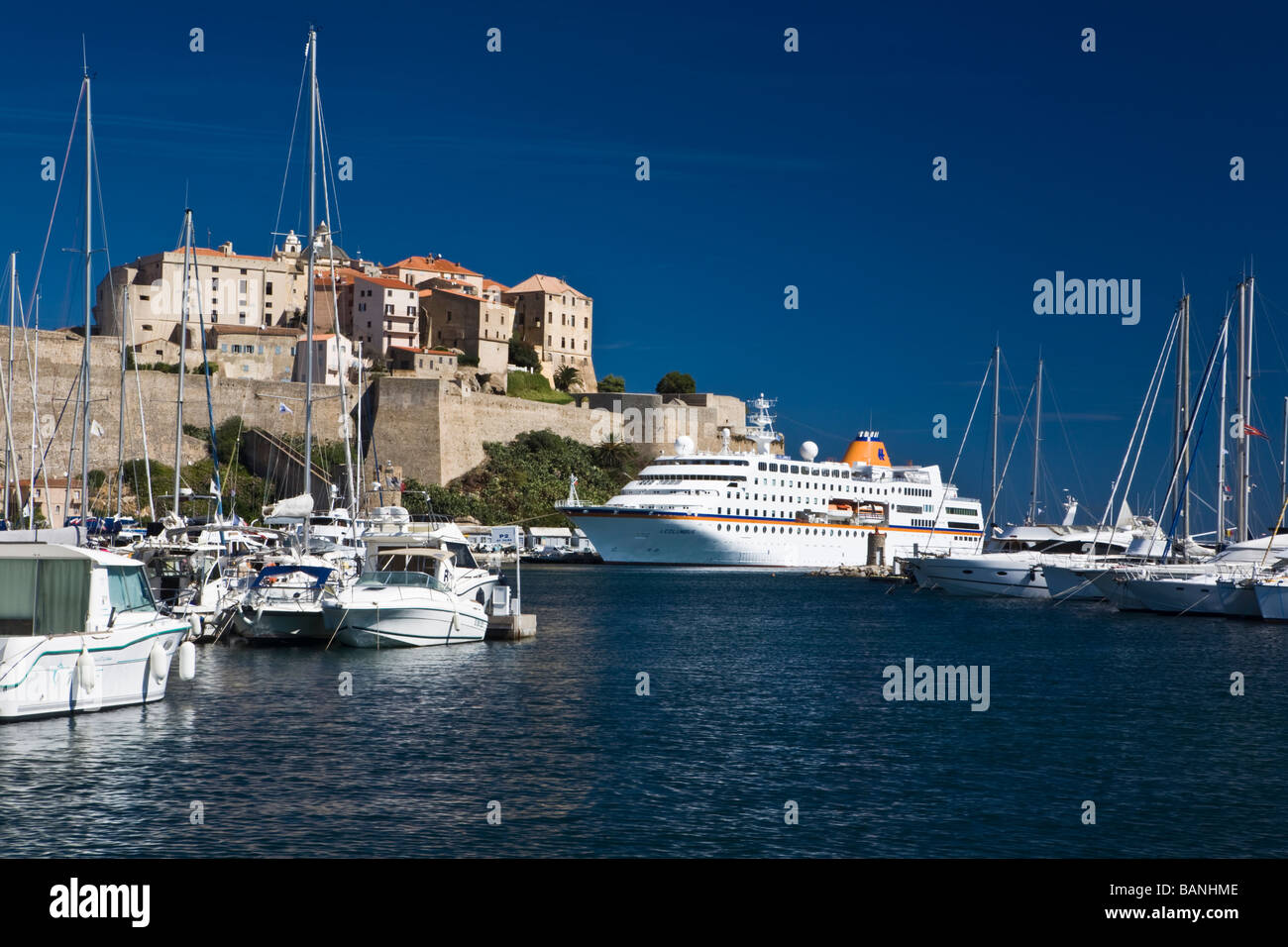 Ein Kreuzfahrtschiff betritt Hafen von Calvi Korsika Frankreich Stockfoto
