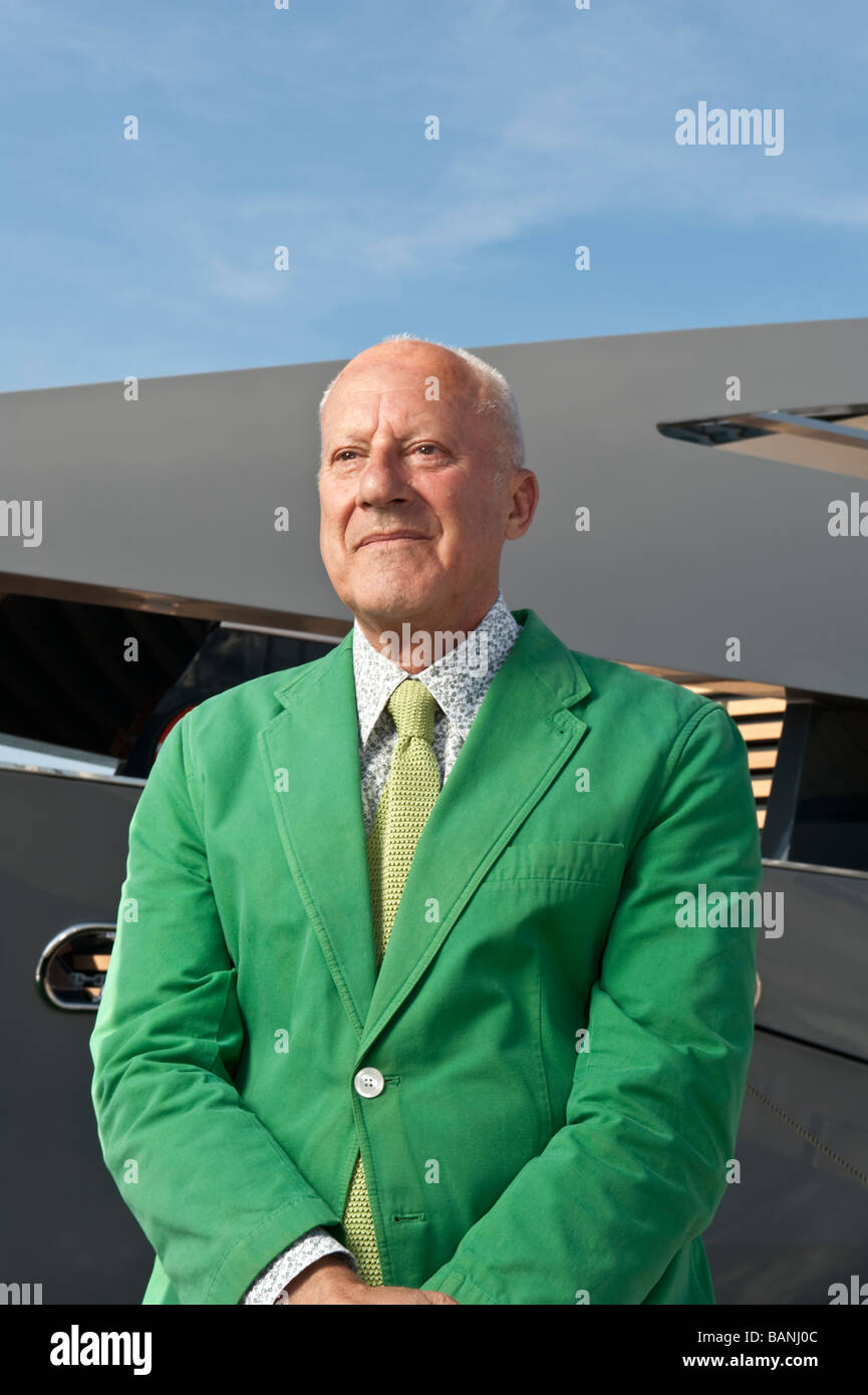 Lord Foster, der Architekt und Designer auf dem Dock von Porto Lotti Marina mit z Ocean Emerald hinter Stockfoto