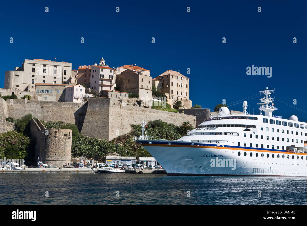 Kreuzfahrtschiff angedockt an Calvi Port Korsika Frankreich Stockfoto