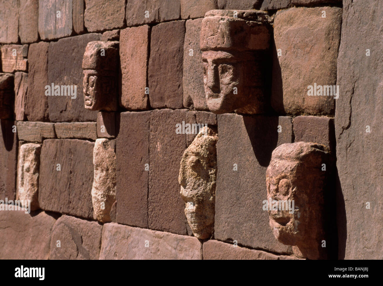 HALB unterirdischen Tempel mit geschnitzten Feind leitet TIWANAKU Ruinen URBAN STAGE 1 AD 374 n. Chr. Stockfoto