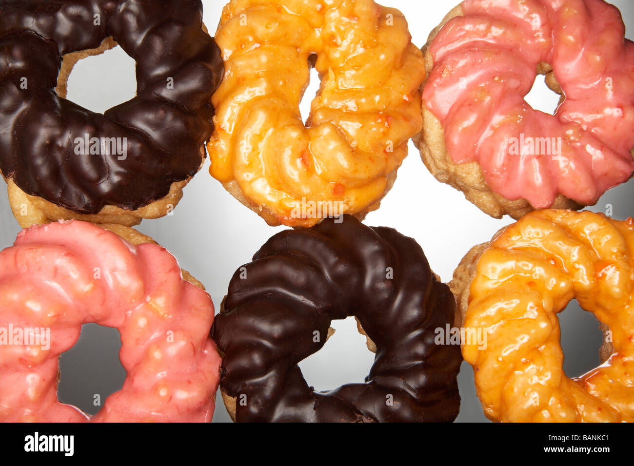 Sechs Donuts mit Glasur in zwei Reihen Stockfoto
