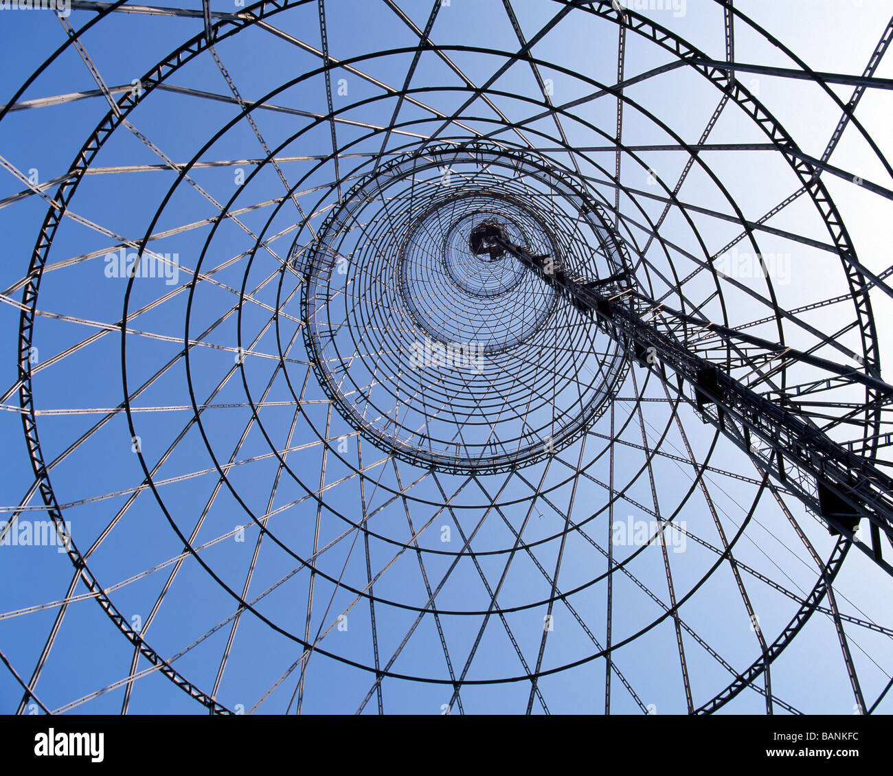 Bottom-up-Sicht auf shukhov Tower in Moskau von der Innenseite der Turm Stockfoto