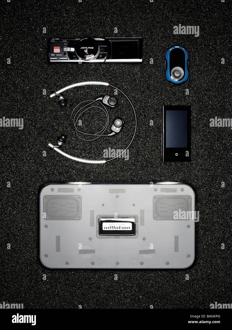 Audio-Elektronik auf schwarzem Sand Stockfoto