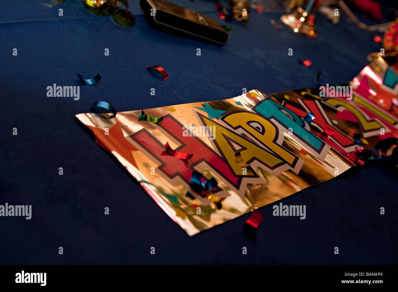 Ein Geburtstagsbanner auf einem Tisch Stockfoto