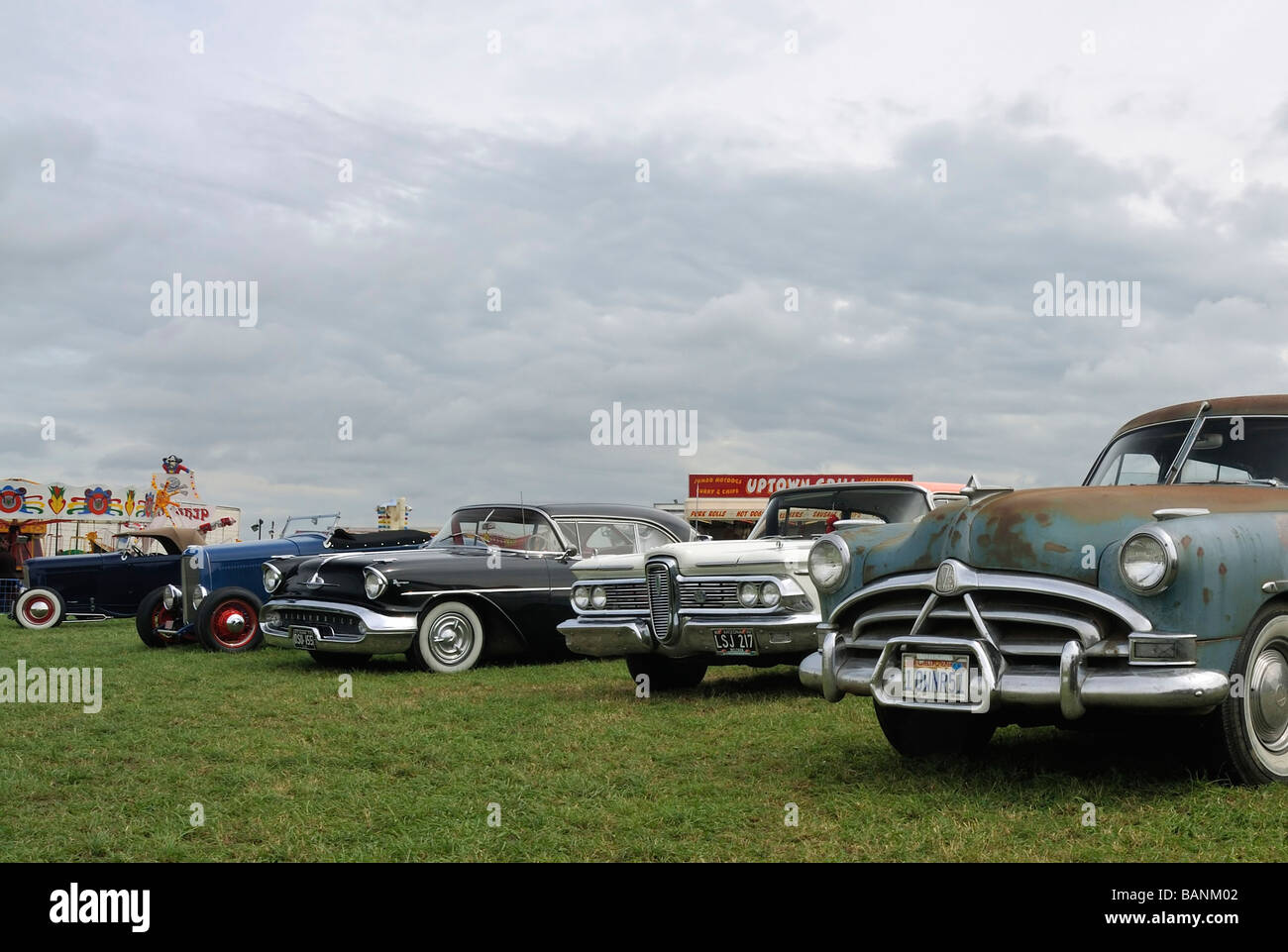 1951 Hudson Hornet 1959 Ford Edsel 1957 Oldsmobile Super 88 1932 Ford Modell B HiBoy s Stockfoto