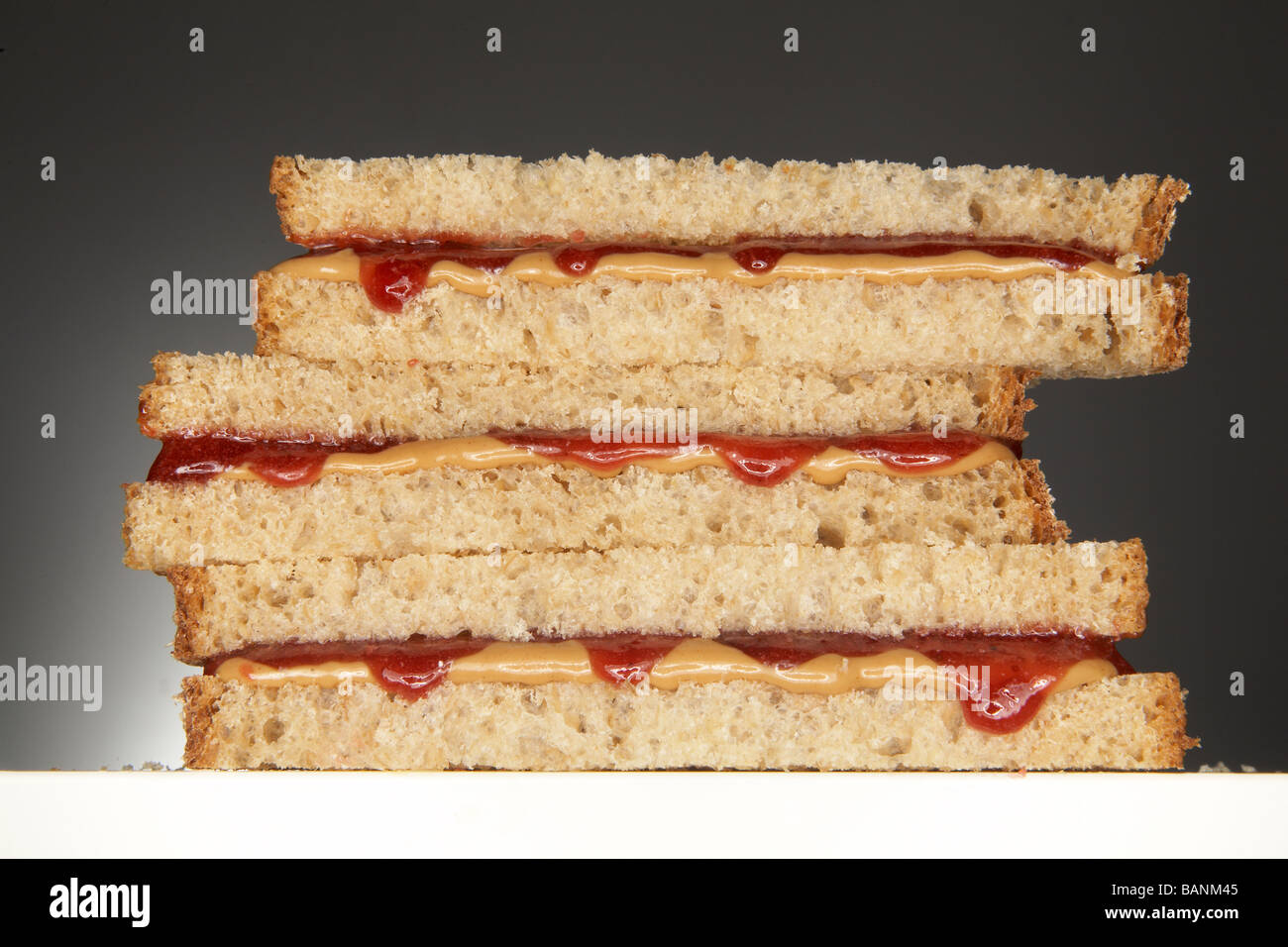 Erdnussbutter und Marmelade Sandwich auf grauem Hintergrund Stockfoto