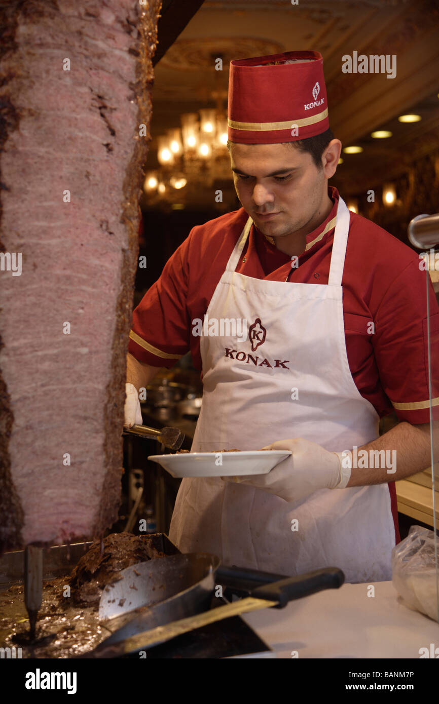 Mann, schneiden Fleisch im Konak Restaurant auf der Istiklal Caddesi in Istanbul Türkei Stockfoto