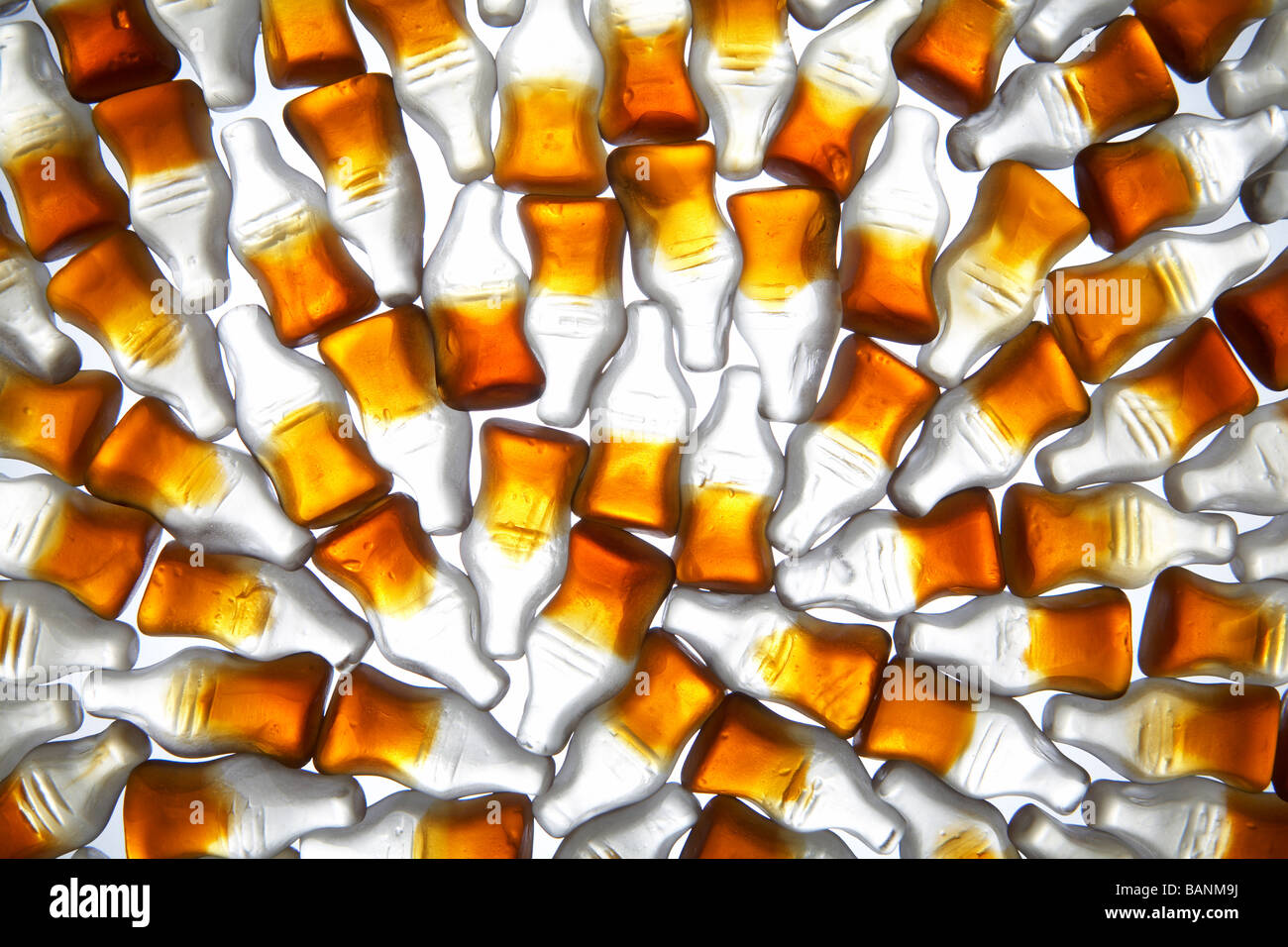 Cola Flasche gummiartige Bonbons auf weißem Hintergrund Stockfoto