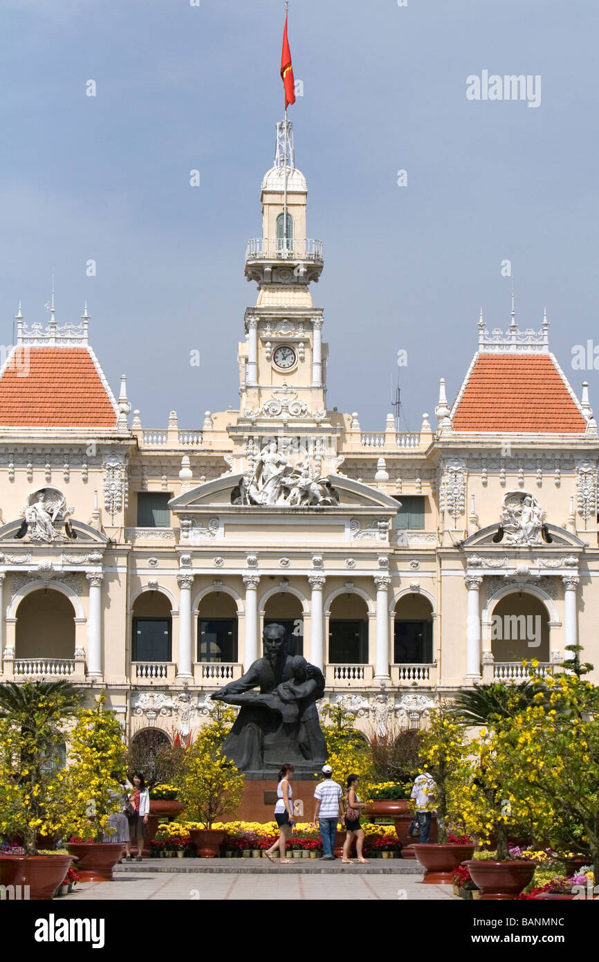 Ho-Chi-Minh-Statue vor der Ho Chi Minh City Hall in Vietnam Stockfoto