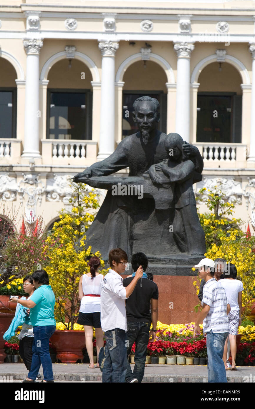 Ho-Chi-Minh-Statue vor der Ho Chi Minh City Hall in Vietnam Stockfoto
