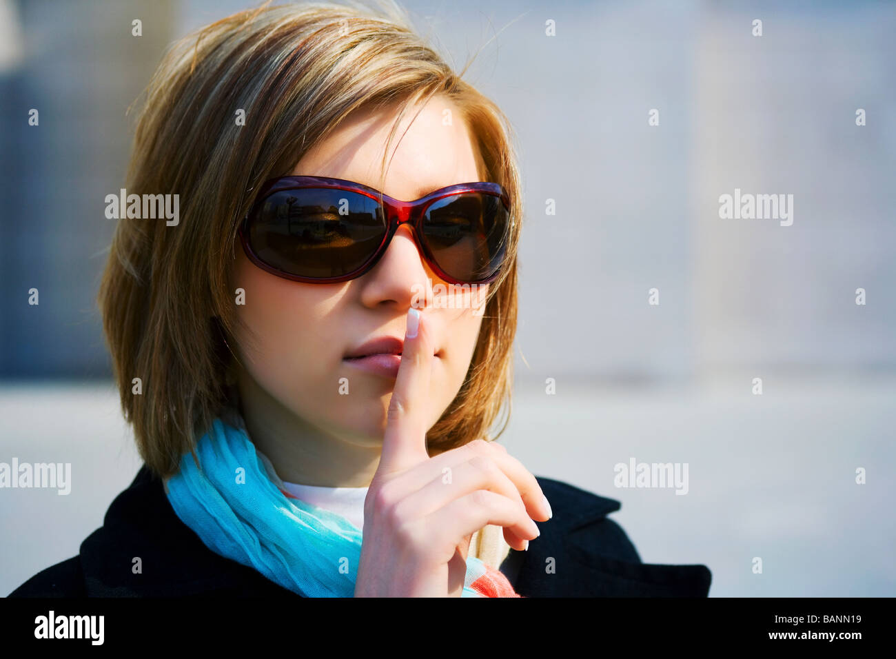 Leise! Junge Frau Gesten für Stille. Stockfoto