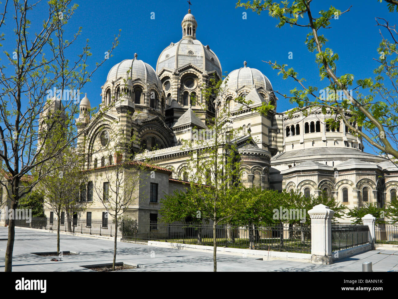 Blick auf Marseille Kathedrale zeigt die neuen Domplatz Stockfoto