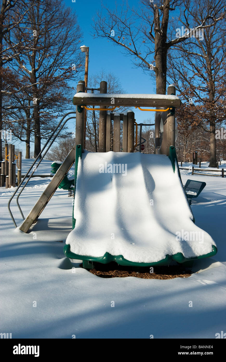 Schnee aufgeht Folien Sit ungenutzt auf einem Spielplatz nach einem Schneesturm Stockfoto