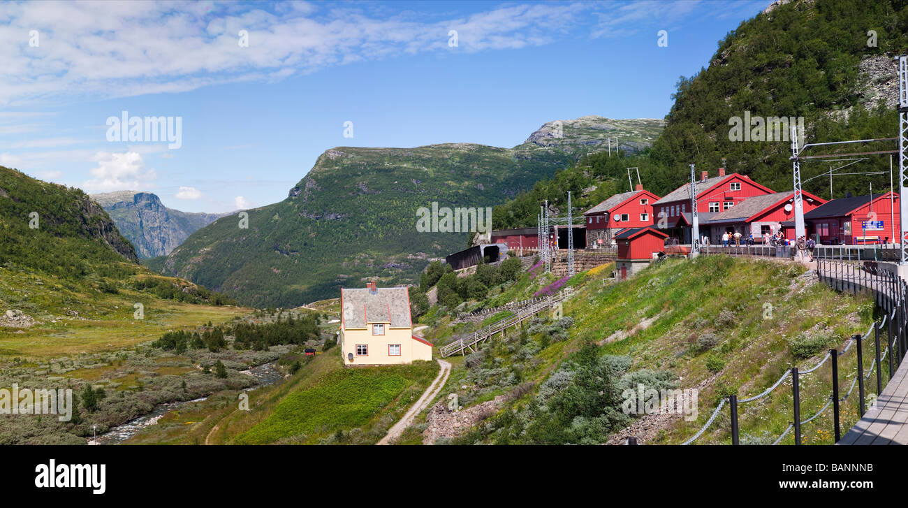 Schönen bergigen Flamsbana, Flam Station Scenic Train sightseeing Rides vom höchsten Berg Bahnhof Norwegen blauen Himmel Sommer Saison Stockfoto