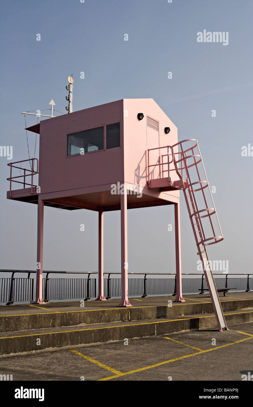 Die Pink Hut in Cardiff Bay ist ein Barrage Wales, der legendäre Lookout Tower Metallbau Severn Mündung der walisischen Küste, ein Wahrzeichen der britischen Küste Stockfoto