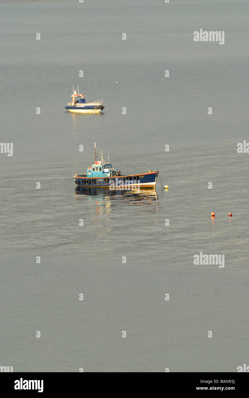 Angelboote/Fischerboote vor Anker in Tenby Bucht Stockfoto