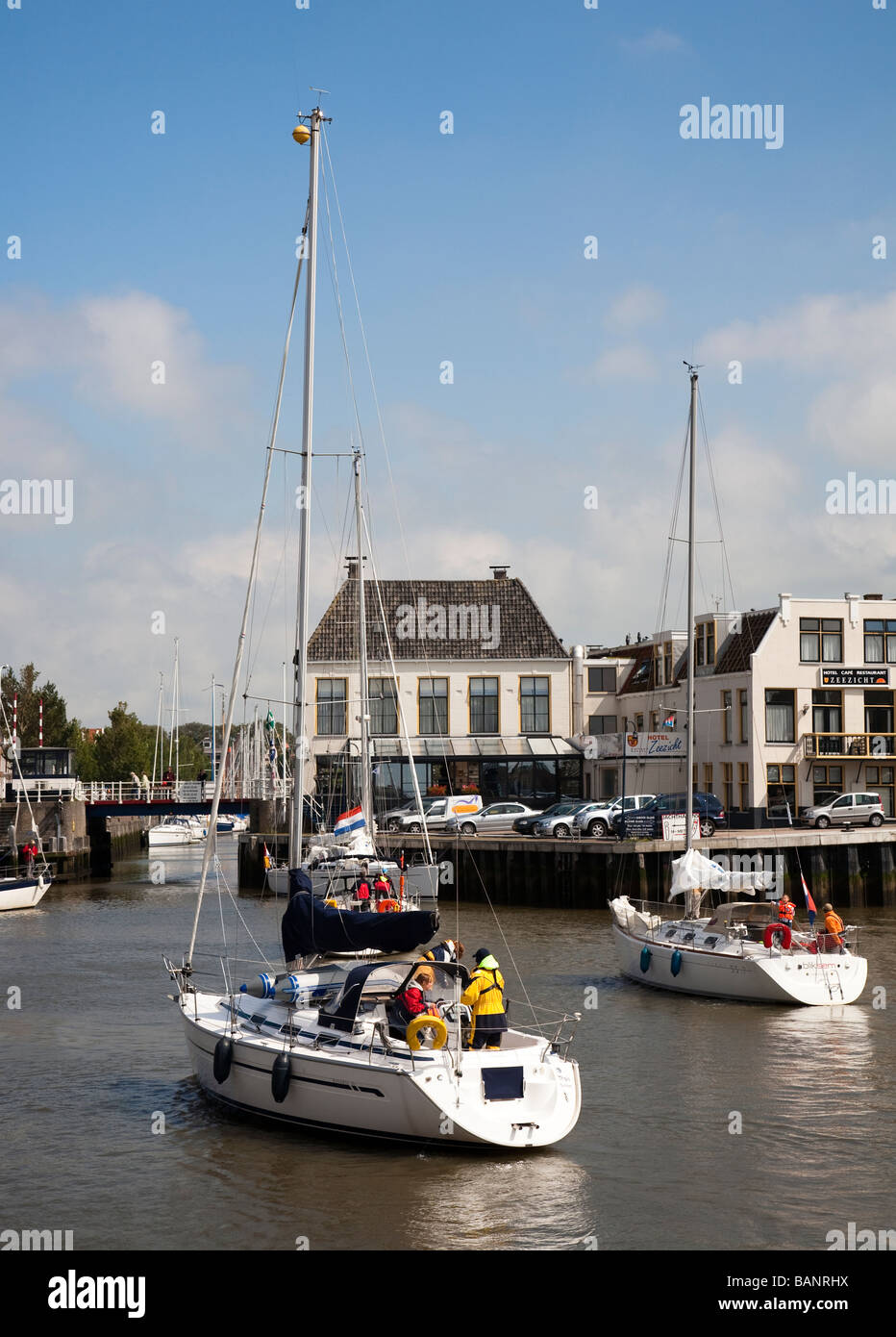 Yachten, die Eingabe Hafen Harlingen Friesland Niederlande Stockfoto