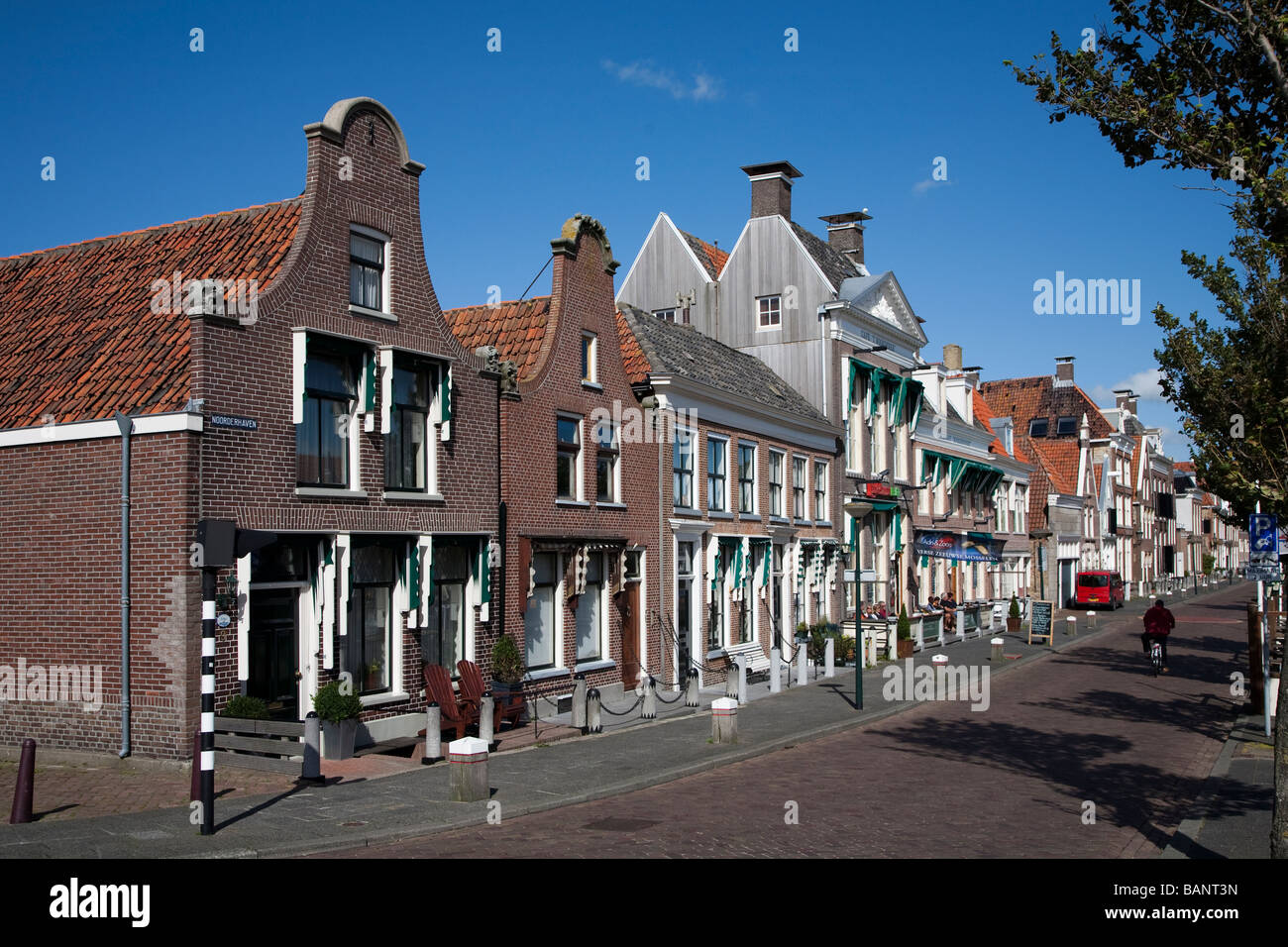 Ruhigen Straße im Vorort von Harlingen mit Satteldach Gebäuden Friesland Niederlande Stockfoto