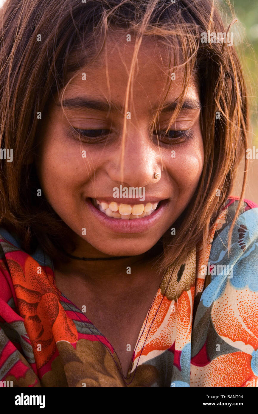 Young Smiling Indian Girl mit bunten Bright blumigen Kleid, Thar-Wüste, Staat Rajasthan, Indien. Stockfoto