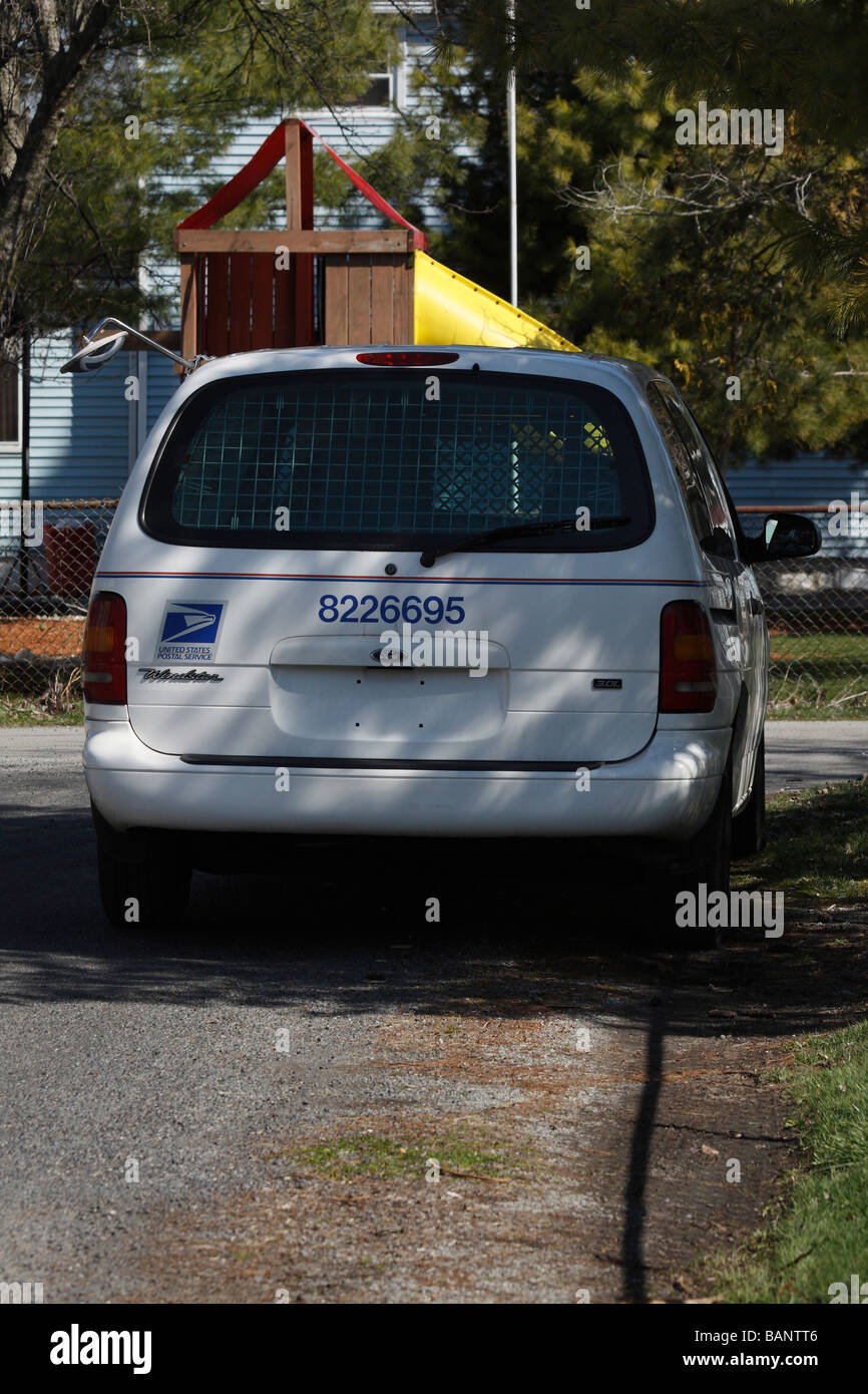 USPS-LKW-Post parkte von hinten auf der Stadtstraße Nahaufnahme Niemand vertikal in den USA Hi-res Stockfoto