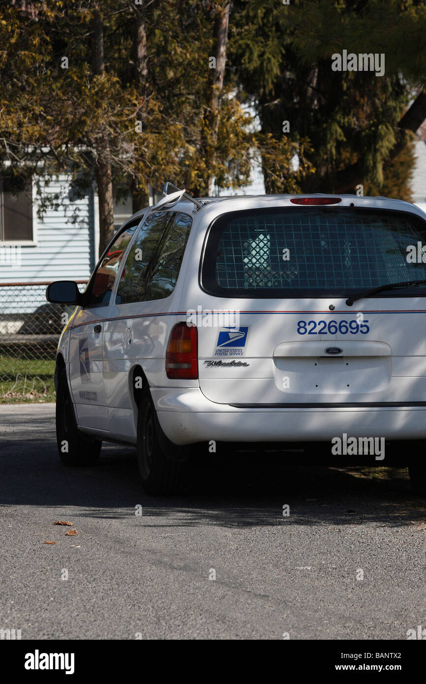 USPS-LKW-Post parkte von hinten auf der Stadtstraße Nahaufnahme Niemand vertikal in den USA Hi-res Stockfoto