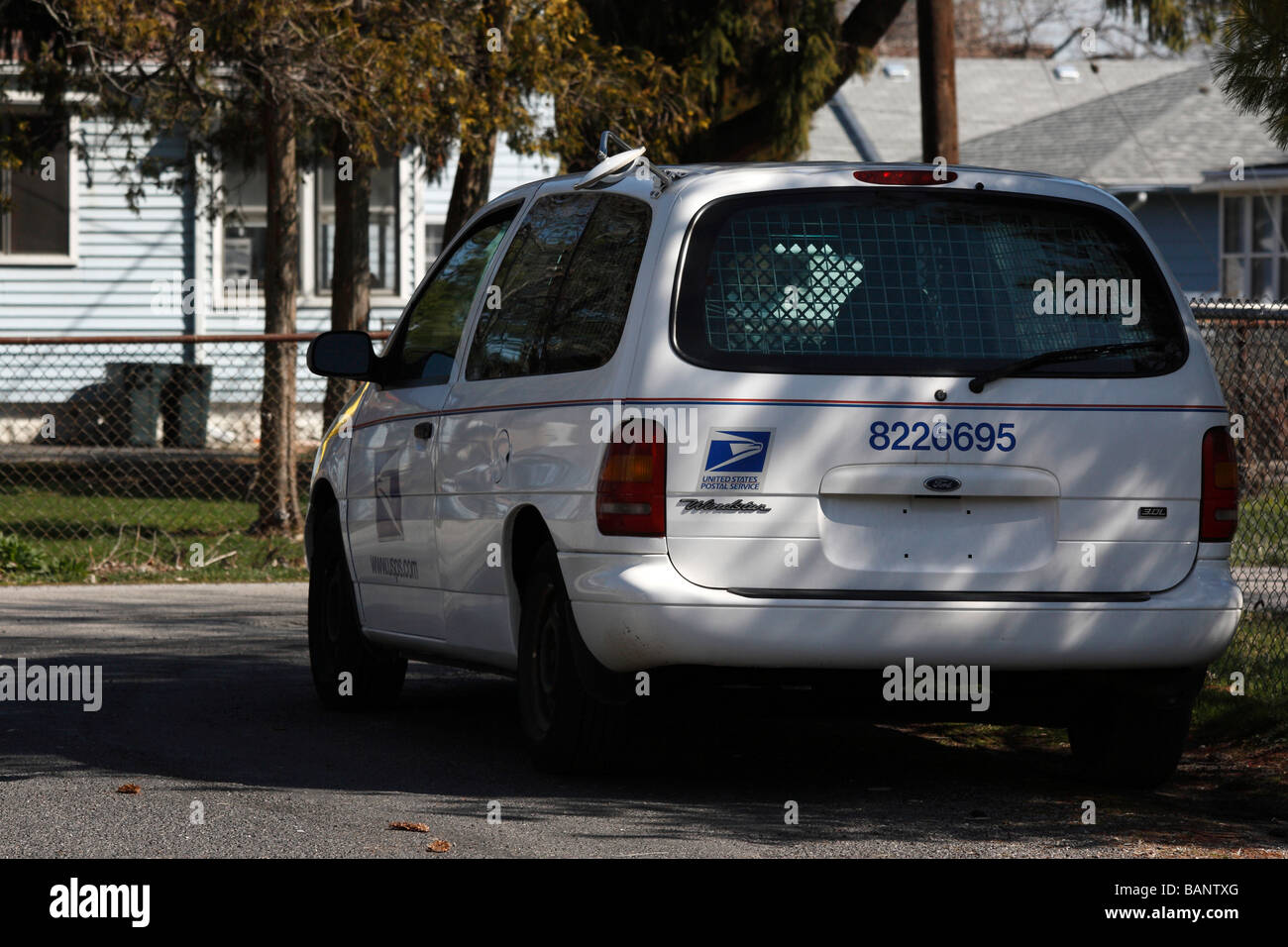USPS-LKW-Post parkte von hinten auf der Stadtstraße Nahaufnahme niemand horizontal in den USA Hi-res Stockfoto