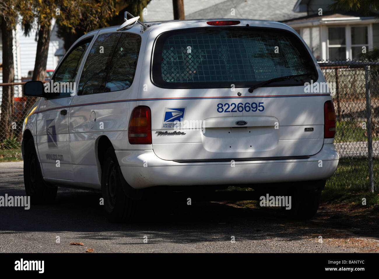 USPS-LKW-Post parkte von hinten auf der Stadtstraße Nahaufnahme niemand horizontal in den USA Hi-res Stockfoto