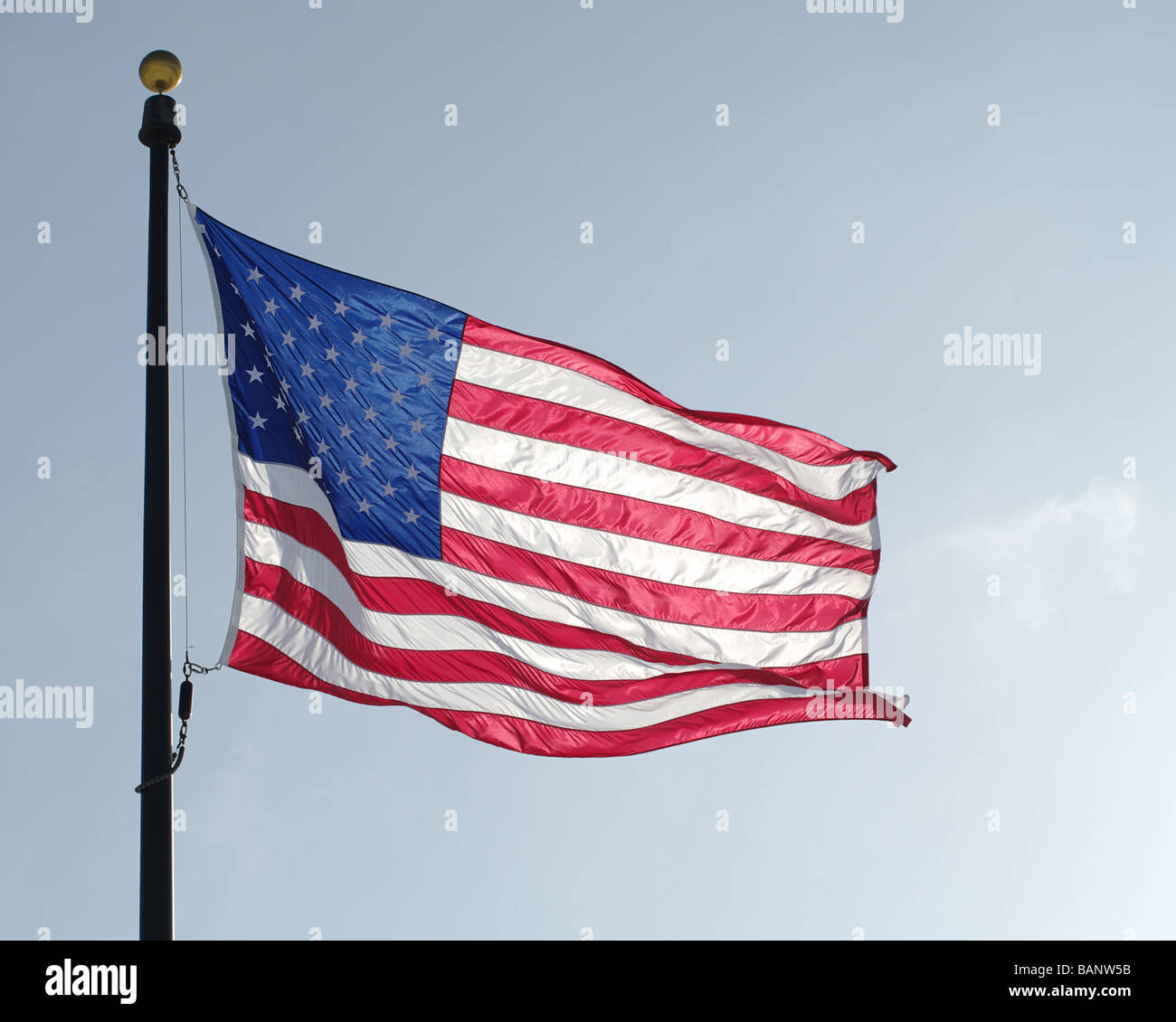 Amerikanische Flagge gegen blauen Himmel Hintergrundbeleuchtung Stockfoto