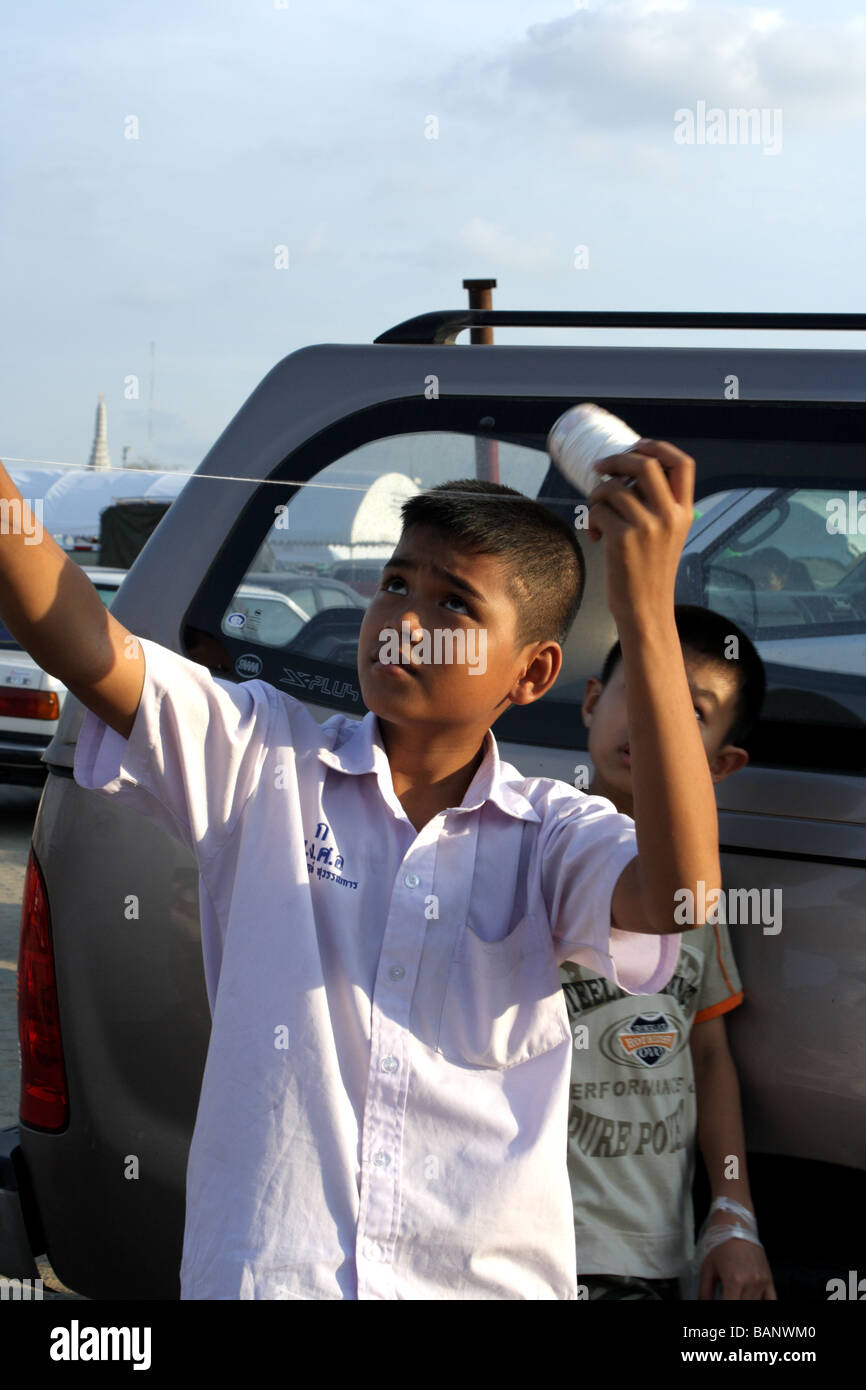 Thai Boy spielen kite Stockfoto