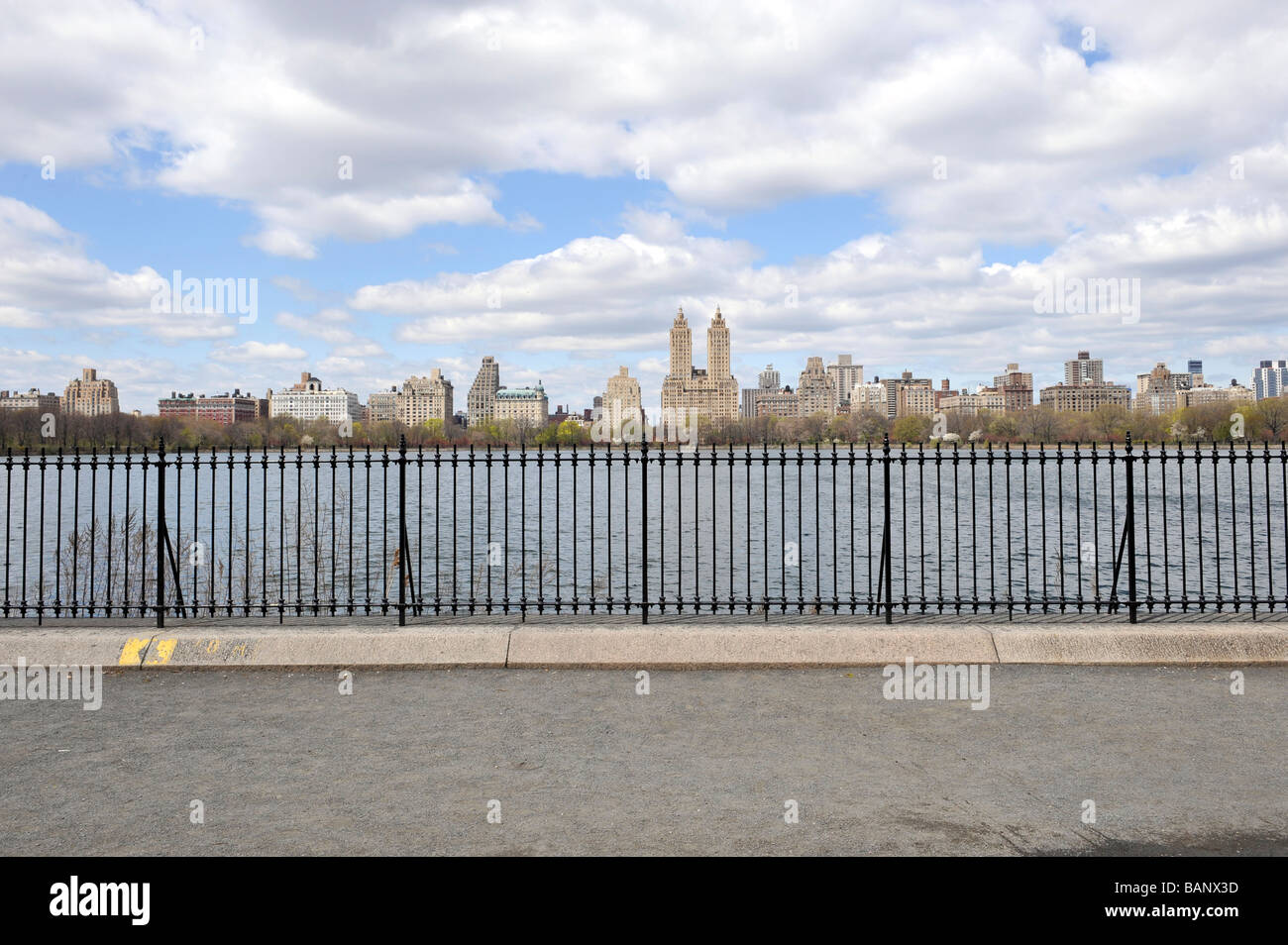 Blick auf Central Park West von der Central Park Reservoir New York City Stockfoto