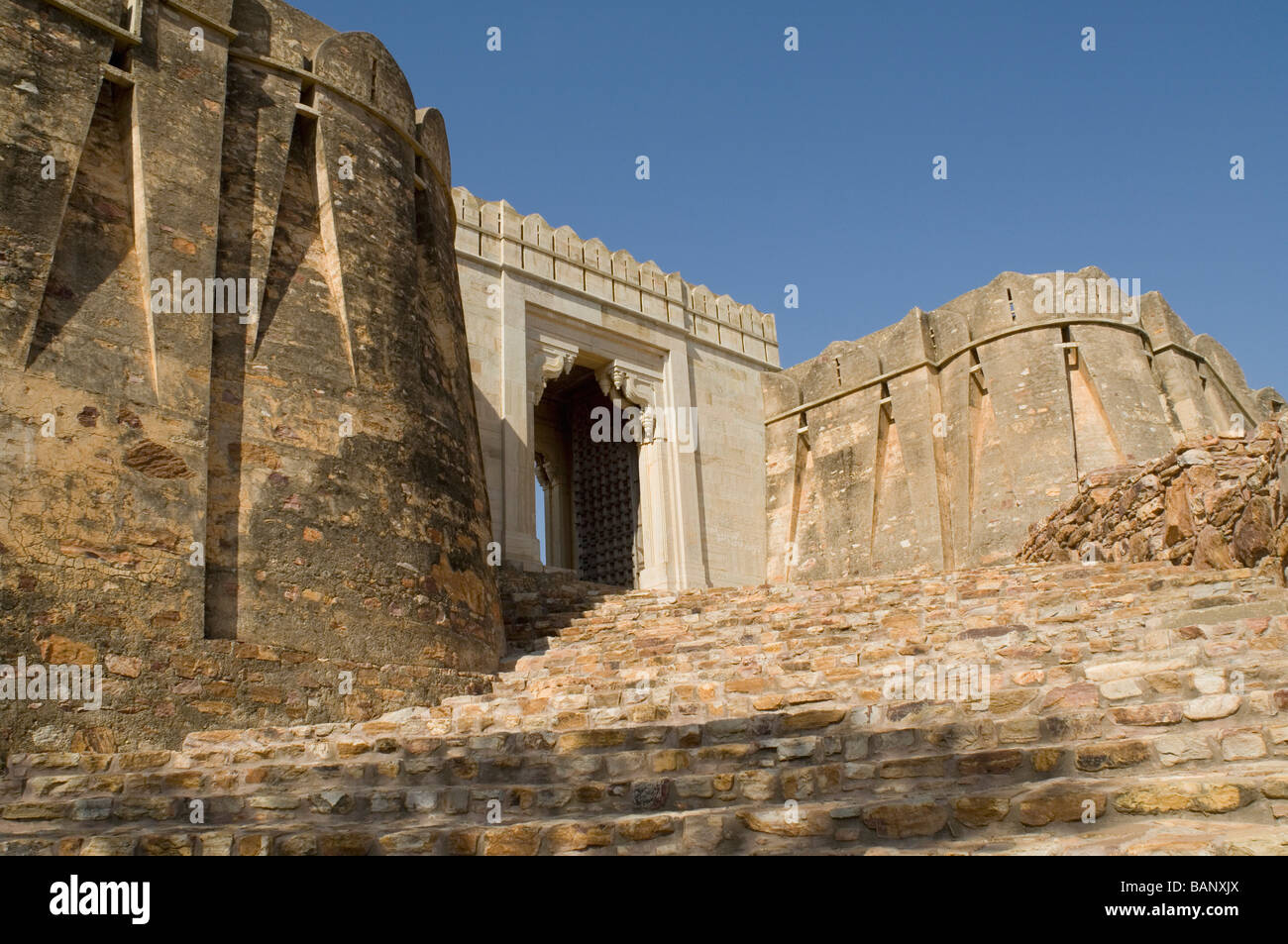 Niedrigen Winkel-Blick auf den Eingang eines Forts, Suraj Pol, Chittorgarh Fort, Chittorgarh, Rajasthan, Indien Stockfoto