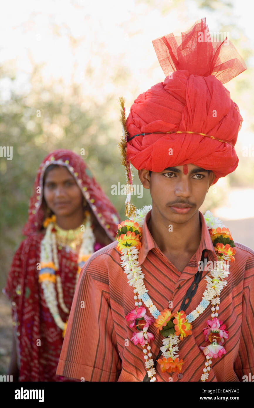 Nahaufnahme der Bräutigam mit seiner Braut im Hintergrund, Udaipur, Rajasthan, Indien Stockfoto