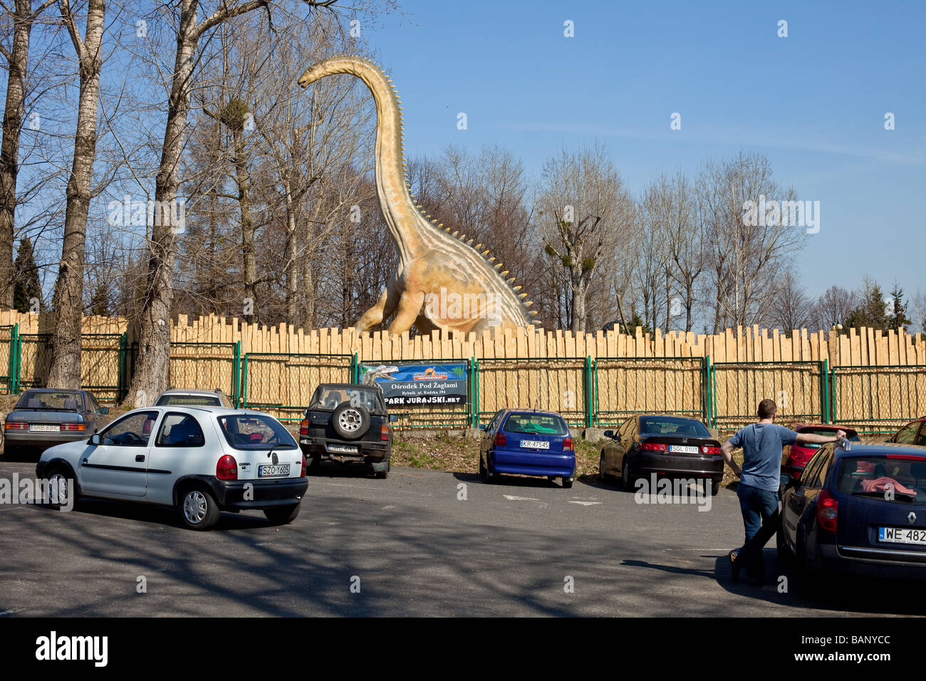Parkplatz mit Blick auf einen Dinosaurier-Park. Stockfoto