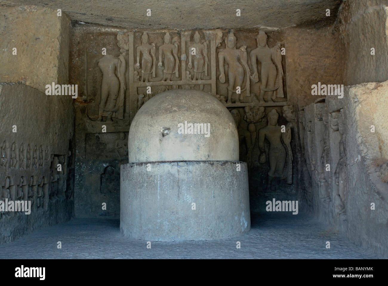 Kanheri Höhlen (Mumbai) Höhle Nr. 2 c. Stupa mit fehlenden Harmika mit standing Buddha Figuren an der Rückwand. Stockfoto