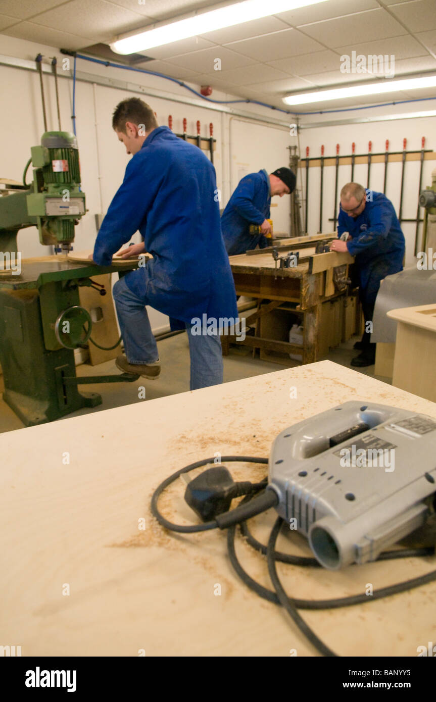 Holzbearbeitung und Zimmerei in einem industriellen workshop Stockfoto