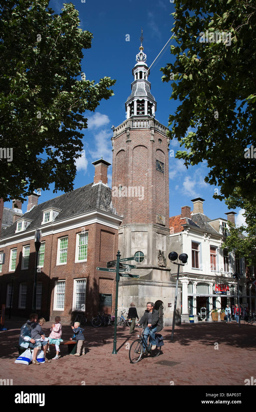 Zentrum der Stadt mit der Raadhuistoren (Stadt oder Rathausturm) Friesland Harlingen Niederlande Stockfoto