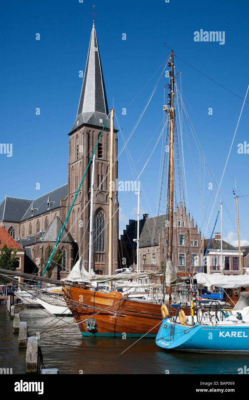 St. Michaels Kirche und Boote im Hafen von Harlingen Friesland Niederlande Zuiderhaven (Southern Harbour) Stockfoto