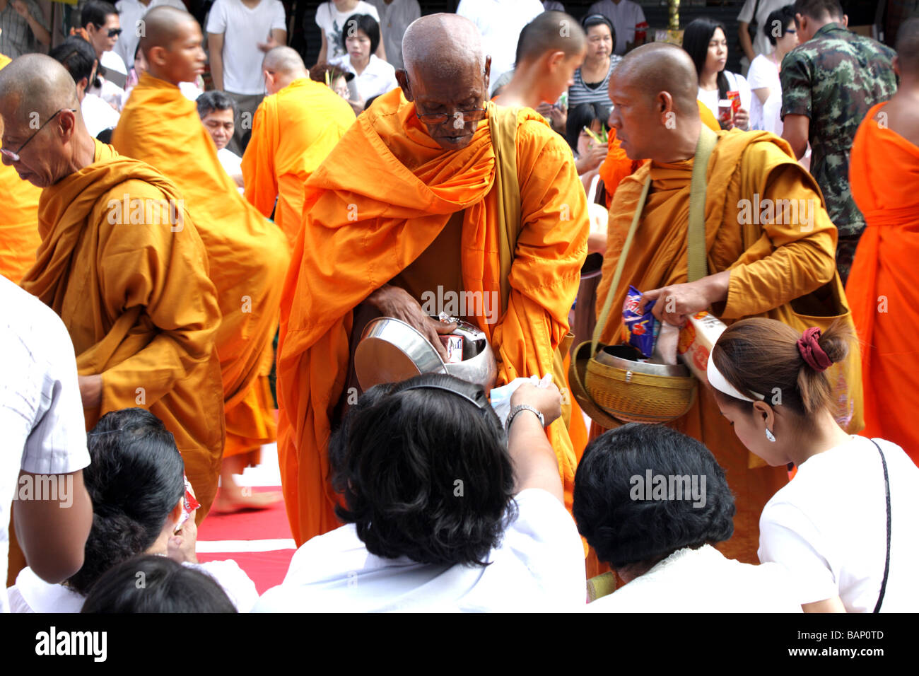 Menschen an der Khao San Road geben Speisen angeboten, ein buddhistischer Mönch in Thailand Neujahrsfest, Bangkok, Thailand Stockfoto