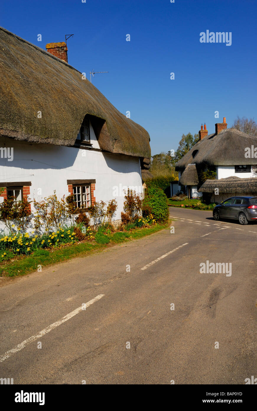 Traditionelle strohgedeckten Häuser auf breite Straße in der Nähe von Monxton Wiltshire England UK Stockfoto