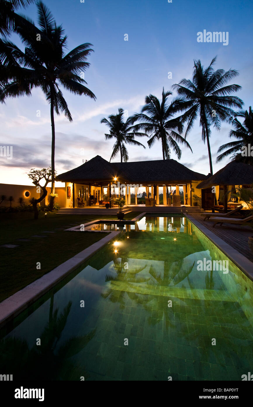 Privat Villa Pleiades mit Swimmingpool umgeben von Reisfeldern in Ubud Bali Indonesien Stockfoto