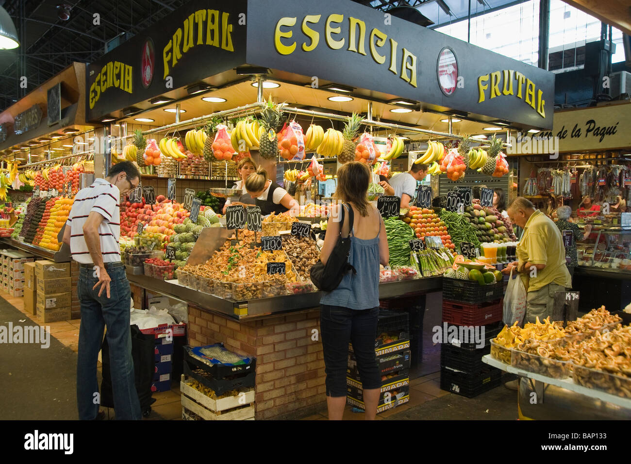 Obst- und Gemüsestände La Boqueria Markt Barcelona-Katalonien-Spanien Stockfoto