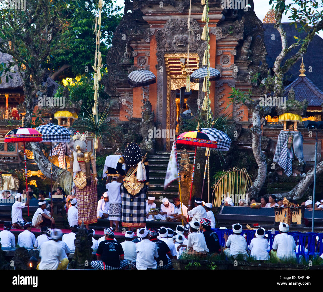 Tempel in Ubud während der Koningan Zeremonie Bali Indonesien Stockfoto