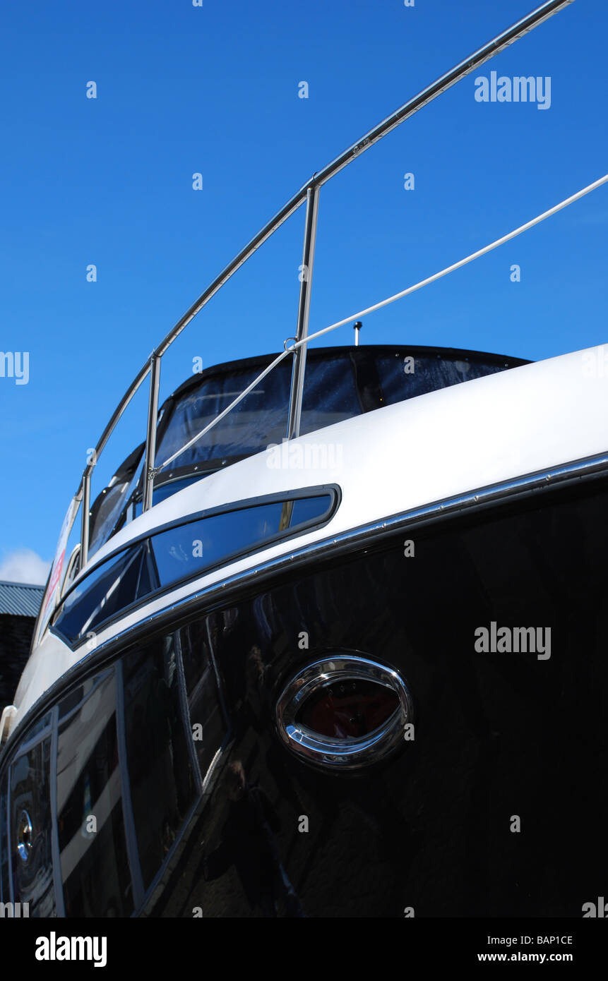 Nahaufnahme einer Yacht zeigt Bullauge mit blauem Himmelshintergrund Stockfoto