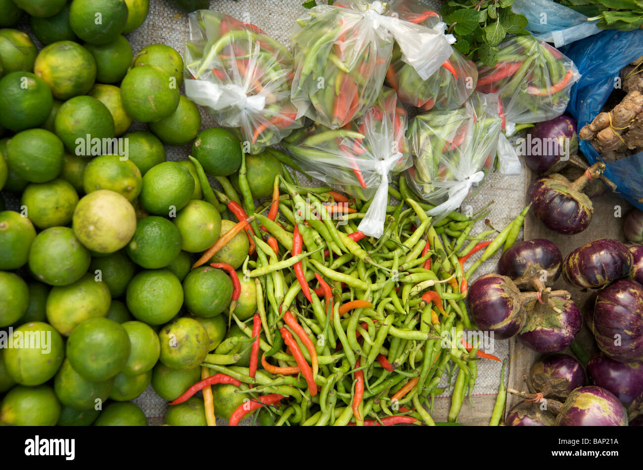 Frische Chili und Limetten auf Markt Luang Prabang Laos Stockfoto