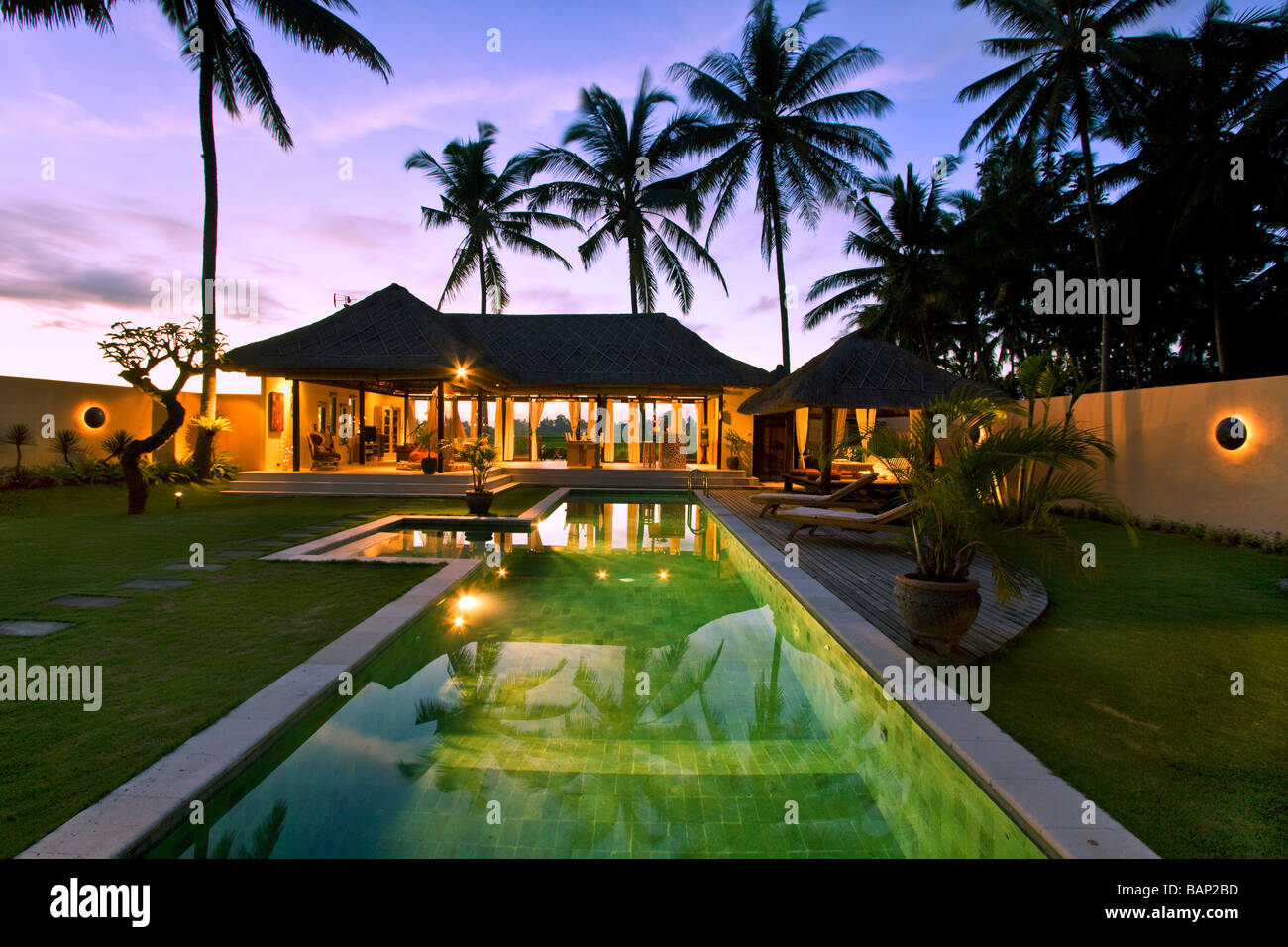 Privat Villa Pleiades mit Swimmingpool umgeben von Reisfeldern in Ubud Bali Indonesien Stockfoto